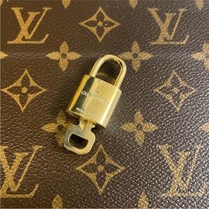 LOUIS VUITTON | brass lock and key 319.